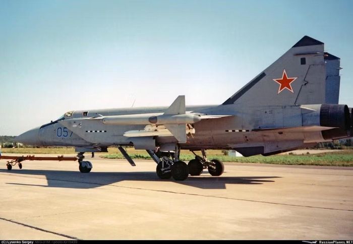 Mặc dù vậy MiG-31 đang đối diện thách thức lớn, đó là những chiến đấu cơ này đã được chế tạo cách đây rất lâu và tuổi thọ khung thân không cho phép phục vụ thêm thời gian dài, do vậy Nga cần khẩn trương chế tạo phương tiện thay thế.