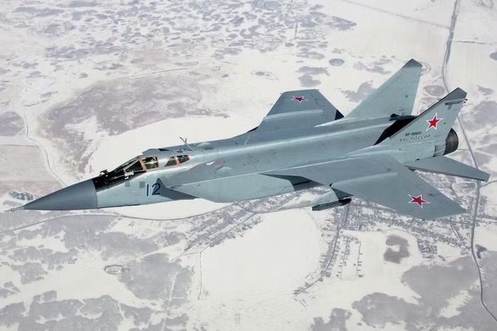Trong khi đó, độ cao tối đa của tiêm kích tàng hình thế hệ năm Su-57 đời mới nhất là 20 km - chỉ bằng một nửa so với MiG-31. Tuy nhiên việc so sánh trực tiếp hai dòng tiêm kích này là không phù hợp bởi nhiệm vụ của chúng hoàn toàn khác nhau.
