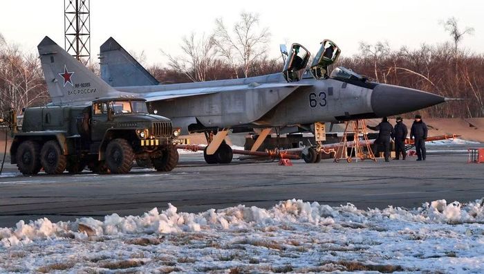 Hơn nữa tiêm kích MiG-31 còn có khả năng sử dụng tên lửa siêu thanh Kh-47M2 Kinzhal, mở rộng tiềm năng chiến đấu của nó vượt ra ngoài khả năng đánh chặn mục tiêu trên không truyền thống.