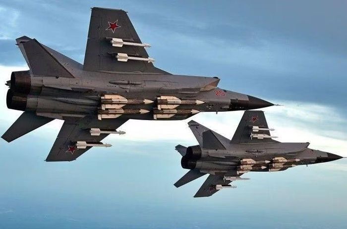 Theo số liệu thống kê, lực lượng Không quân Vũ trụ Nga vận hành khoảng 150 chiếc MiG-31 với nhiều biến thể khác nhau. Số lượng như trên khiến loại tiêm kích này trở thành một trong những chiến đấu cơ hạng nặng được sử dụng rộng rãi nhất.