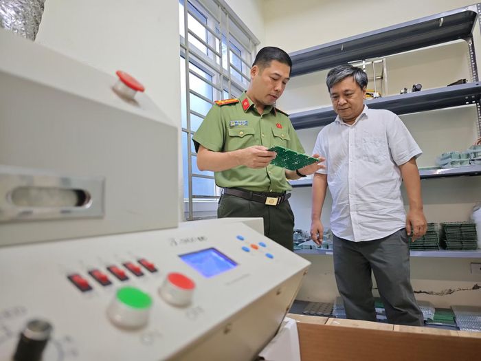 Lãnh đạo công ty bám sát từng công đoạn sản xuất...