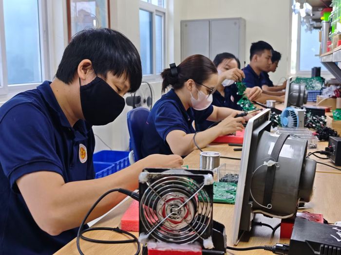Toàn cảnh khu vực nghiên cứu và lắp ráp vi mạch tại cơ sở sản xuất thuộc Công an TP Hà Nội.