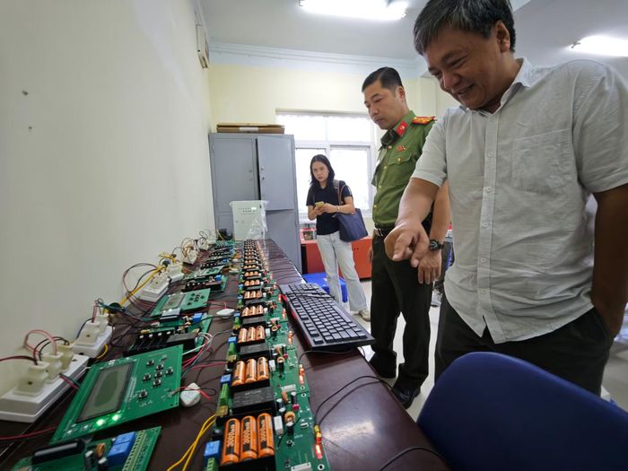 Ông Phí Ngọc Tùng giới thiệu khu vực thử nghiệm phần truyền tin của thiết bị báo cháy không dây của CATP