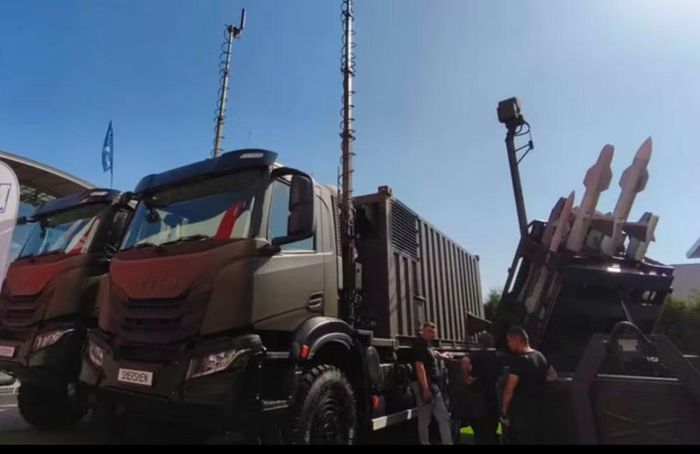 Một khẩu đội Shershen gồm 4 bệ phóng Borei, xe chỉ huy Perun và đài radar Athena. Nhà phát triển cho biết hệ thống sử dụng kiến trúc mở, cho phép tích hợp tên lửa từ nhiều nhà sản xuất cũng như radar điều khiển hỏa lực và radar cảnh giới của bên thứ 3.
