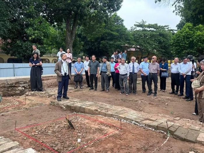 Sáng nay 14-9, tại Hà Nội, Trung tâm Bảo tồn Di sản Thăng Long - Hà Nội tổ chức báo cáo kết quả khai quật khảo cổ học lần thứ 4 tại khu vực nền điện Kính Thiên, thuộc Khu trung tâm Hoàng thành Thăng Long. Những phát hiện mới không chỉ tiếp tục làm sáng tỏ quy mô, cấu trúc và kỹ thuật xây dựng thời Lê, mà quan trọng hơn, cùng với kết quả của các đợt khai quật trước, đã tạo nên một hệ thống tư liệu khảo cổ ngày càng đầy đủ, củng cố cơ sở khoa học cho việc phục dựng Chính điện Kính Thiên