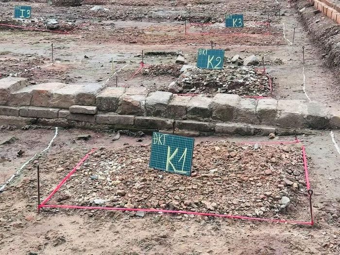 Các nhà khảo cổ đã nhận diện được hai loại móng cột chủ yếu là móng đơn và móng kép. Móng đơn có kích thước khoảng 2,8-3,5m x 2,5-3,5m; móng kép có kích thước khoảng 5,4-6,1m x 2,7-3m. Các móng cột còn được xây dựng thêm phần móng lõi cột.