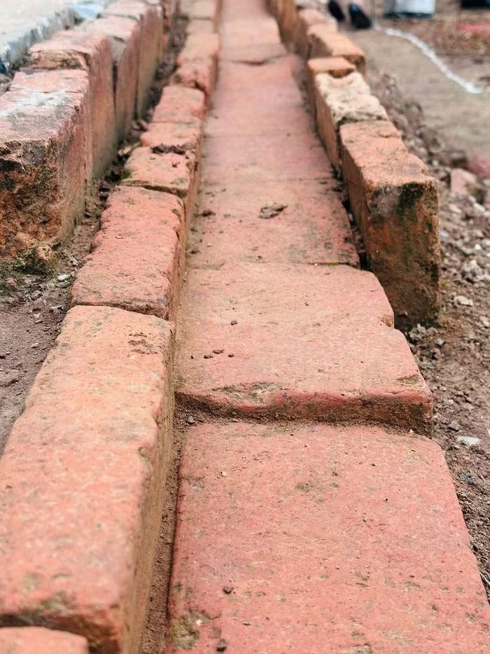 Dấu tích cống thoát nước điện Long Thiên thời Nguyễn