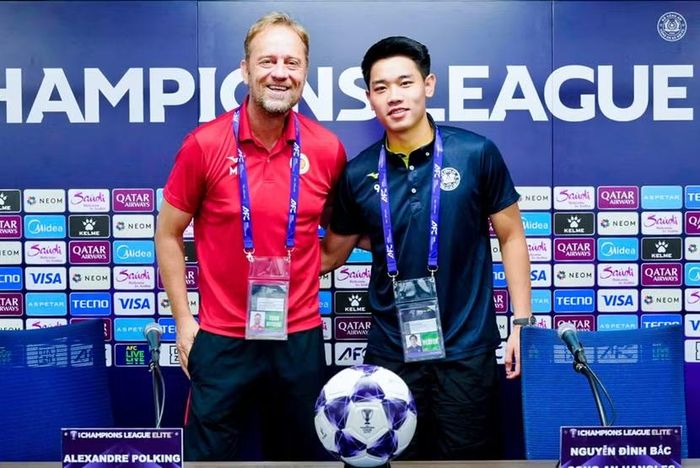 HLV Polking và tiền đạo Đình Bắc thể hiện quyết tâm giành điểm trên sân Gamba Osaka (Ảnh: CAHN FC)
