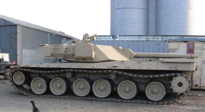 Năm 1973, Chrysler Defense và General Motors được lựa chọn chế tạo các nguyên mẫu XM1. Đây là bước khởi đầu của chương trình cuối cùng dẫn tới xe tăng M1 Abrams.