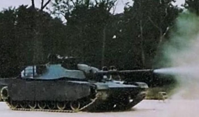 Điểm thay đổi quan trọng là cách Mỹ nhìn nhận công nghệ. Xe tăng MBT-70 từng cố đưa rất nhiều giải pháp mới vào cùng một nền tảng. XM1 đi theo hướng chọn lọc hơn.