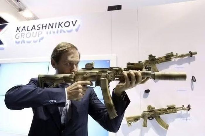Trong diễn biến khác, hãng tin RIA Novosti dẫn lời ông Dmitry Medvedev nói về quá trình phân bổ vốn cho các nhà máy sản xuất vũ khí: