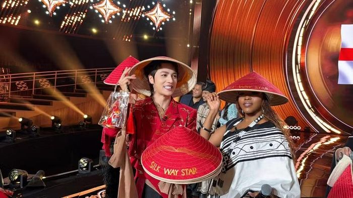 Đăng Khôi cũng dành những chiếc nón lá Việt Nam tặng các ca sĩ nước bạn