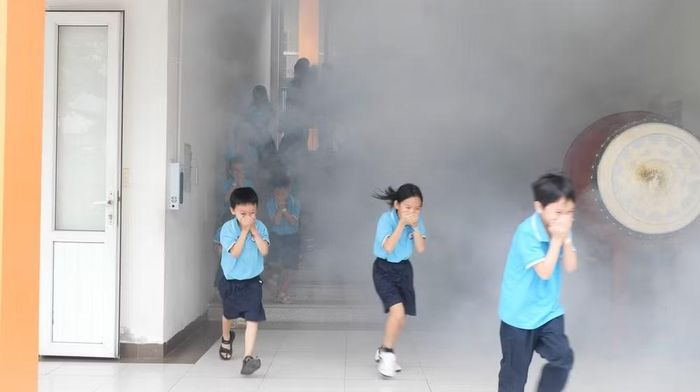 Các em học sinh được thực hành tham gia thoát nạn trong môi trường có nhiều khói và khí độc