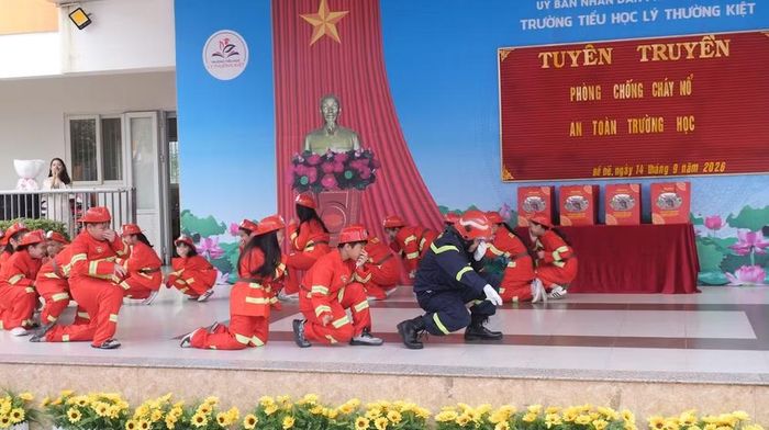 Lực lượng Công an phường Bồ Đề hướng dẫn các em thoát nạn trong đám cháy