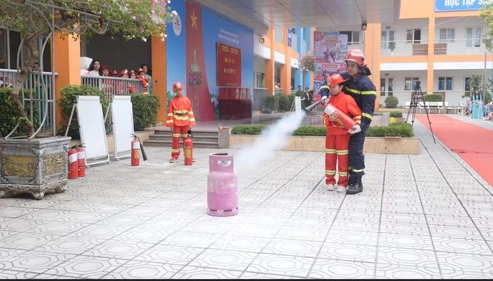 Hướng dẫn học sinh sử dụng phương tiện PCCC dập tắt đám cháy giả định