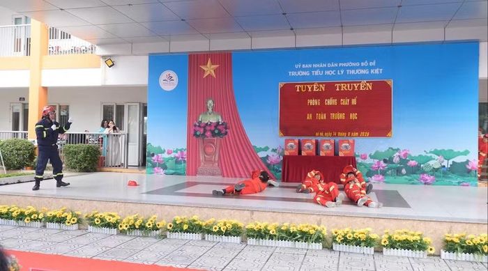 Hướng dẫn học sinh động tác khi quần áo bị bén lửa