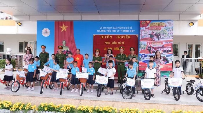 Nhiều phần quà có giá trị được Công an phường Bồ Đề và các nhà tài trợ gửi đến các em học sinh có hoàn cảnh khó khăn nhân dịp năm học mới
