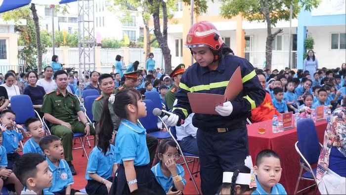 Các em học sinh hào hứng tham gia trả lời các câu hỏi về PCCC&amp;CNCH