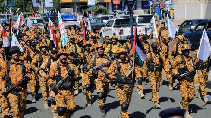 Lực lượng chính phủ cũng tấn công các đơn vị Houthi trên tuyến Mocha-Dhubab, cách thành phố 11 km.