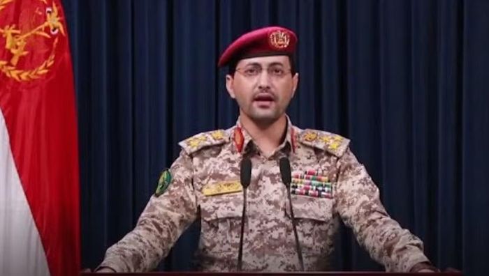 Người phát ngôn Houthi Yahya Saree cho biết mục tiêu gồm kho vũ khí và trụ sở chỉ huy tại căn cứ.