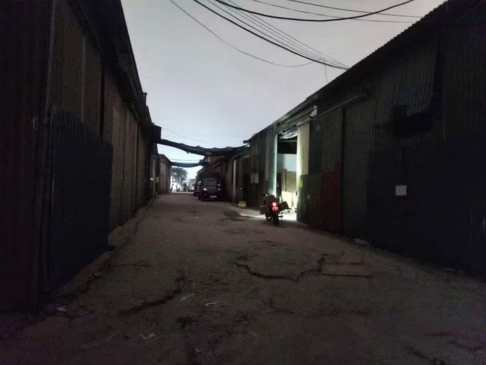 Để đảm bảo an toàn các lực lượng chức năng phường Thanh Liệt đã kiên quyết cắt điện tránh việc gây hỏa hoạn