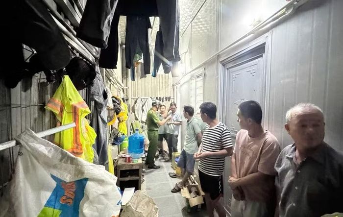 Các tổ công tác Công an phường Xuân Phương tiến hành kiểm tra hành chính các khu lưu trú trên địa bàn