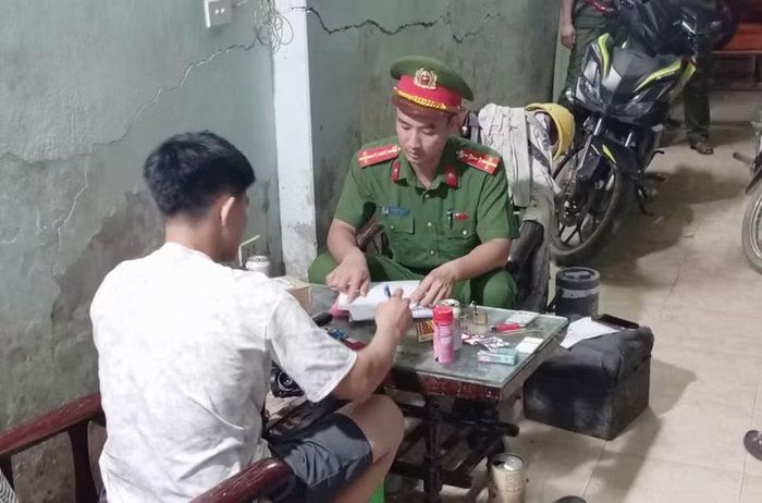 Cùng với công tác kiểm tra, CBCS Công an phường Xuân Phương tăng cường tuyên truyền phòng ngừa vi phạm pháp luật về ma túy