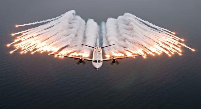Không giống như các máy bay AWACS truyền thống trang bị ăng ten dạng đĩa quay, ASC 890 có một ăng ten dài, cố định, quét điện tử khu vực ở cả hai bên chiếc phi cơ khi hoạt động.