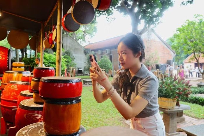 Bạn Đào Lan Anh tìm hiểu về nghề làm trống truyền thống qua những chia sẻ của các nghệ nhân.