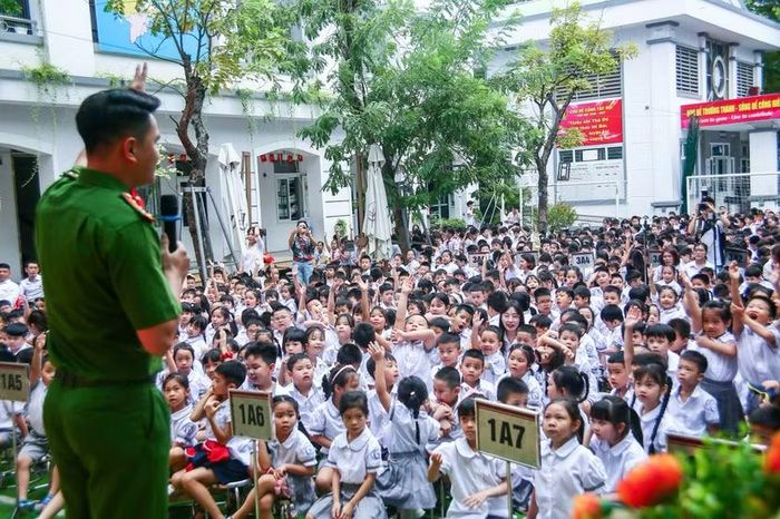 Cán bộ Đội Cứu hộ cứu nạn và PCCC trên sông - Phòng Cảnh sát PCCC và CNCH phổ biến những kiến thức cơ bản về phòng cháy, chữa cháy và thoát nạn.