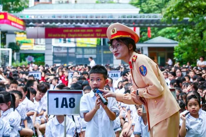Báo cáo viên Đội CSGT đường bộ số 4 - Phòng CSGT đã phổ biến những quy định của pháp luật về bảo đảm trật tự, an toàn giao thông đường bộ