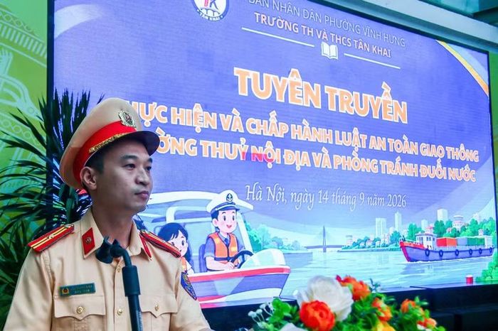 Báo cáo viên Đội CSGT đường thủy số 2 - Phòng CSGT hướng dẫn học sinh nhận diện những nguy cơ mất an toàn thường gặp khi vui chơi, sinh hoạt gần sông, hồ, ao