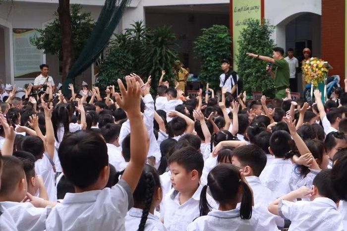 Các em học sinh hào hứng trả lời các câu hỏi của báo cáo viên.