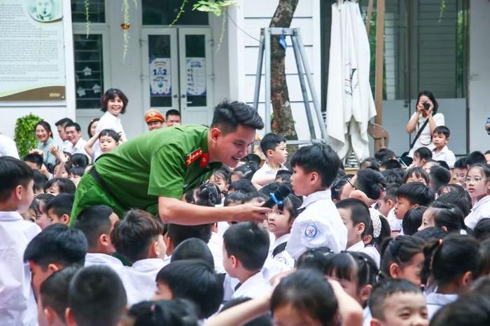 Các em học sinh hào hứng trả lời các câu hỏi của báo cáo viên.