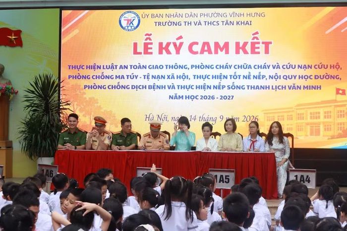 Đại diện Ban Giám hiệu, giáo viên, phụ huynh và học sinh nhà trường cùng ký cam kết với lực lượng CSGT và Cảnh sát PCCC và CNCH về chấp hành các quy định của pháp luật, bảo đảm trật tự, an toàn giao thông, phòng cháy, chữa cháy trong năm học mới.