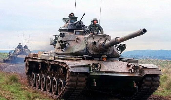 Khi xe tăng M48 xuất hiện đầu thập niên 1950, pháo 90 mm vẫn là vũ khí chủ lực của xe tăng Mỹ. Nhưng yêu cầu chiến trường thay đổi nhanh chóng.