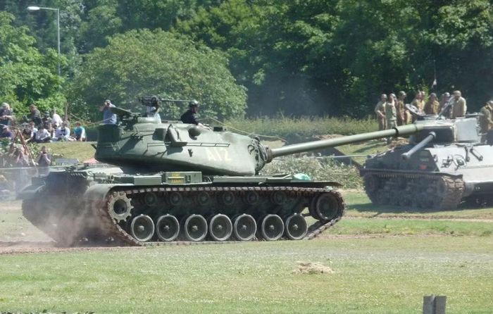 Liên Xô đưa vào sử dụng những xe tăng mới như T-54 và T-62. Mỹ cần một hệ thống pháo có khả năng đối phó tốt hơn với các mục tiêu thiết giáp thế hệ mới. U.S. Army sau đó phát triển M60 dựa trên M48 nhưng tăng đáng kể hỏa lực.