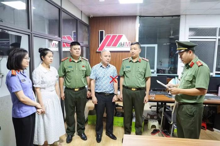 Cơ quan Công an tiến hành khám xét khẩn cấp nơi làm việc của Nguyễn Văn Hiếu, Giám đốc Công ty TNHH Đầu tư HM Việt Nam (dấu X)