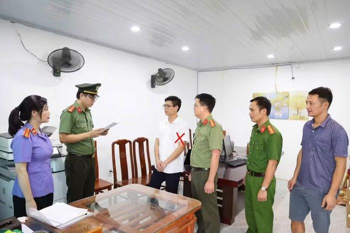 Cơ quan Công an tiến hành khám xét khẩn cấp nơi làm việc của Đàm Đình Mạnh, Giám đốc Công ty cổ phần xây dựng CTT (dấu X)