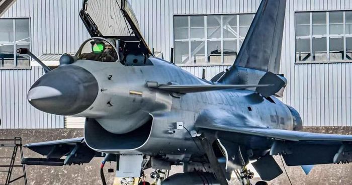 Ngay đối với Trung Quốc, J-10CE được thiết kế để thay thế các máy bay Chengdu J-7 và MiG-29 đã lỗi thời, vốn đang dần cạn kiệt nguồn dự trữ hoạt động, cũng như tính năng không còn đáp ứng yêu cầu tác chiến hiện đại.