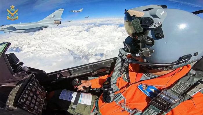 Nhưng cần lưu ý vào tháng 12/2025, Không quân Bangladesh đã ký một thư thỏa thuận với công ty Leonardo của Ý để mua máy bay chiến đấu Eurofighter Typhoon. Một ứng cử viên khác được xem xét là JF-17 do Pakistan - Trung Quốc phối hợp chế tạo.