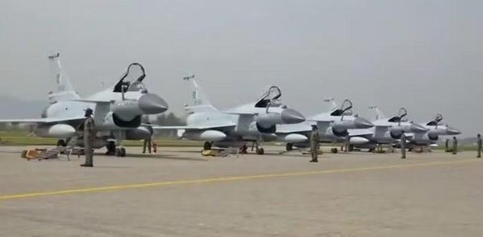 Hợp đồng mua sắm tiềm năng này diễn ra trong bối cảnh Không quân Bangladesh đang nỗ lực hiện đại hóa phi đội máy bay chiến đấu đã lỗi thời của mình, trong đó phần lớn là tiêm kích J-7 cũng do Trung Quốc chế tạo.