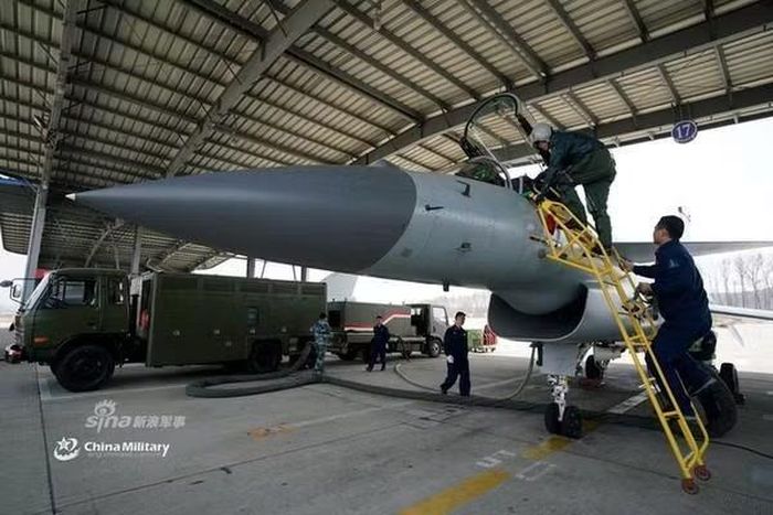 Ấn phẩm chuyên ngành The War Zone (WZ) đang rất quan tâm khả năng Dhaka có thể hướng tới việc sử dụng tiêm kích Trung Quốc, đặc biệt khi một nguồn tin nội bộ cho hay quốc gia Nam Á đang cân nhắc mua trực thăng tấn công cùng với máy bay chiến đấu.