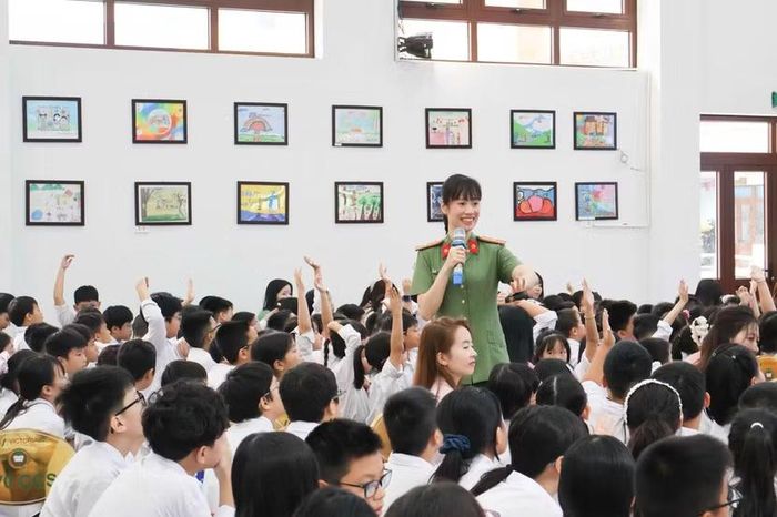Các em học sinh hào hứng với những kiến thức kỹ năng sống