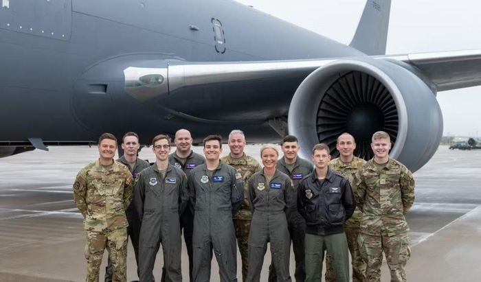 KC-46A còn có thể đảm nhiệm nhiệm vụ vận chuyển hàng hóa, hành khách và sơ tán y tế. Máy bay có khả năng được tiếp nhiên liệu trên không, qua đó hỗ trợ các nhiệm vụ kéo dài và những chuỗi tiếp dầu trên các tuyến triển khai đường dài.