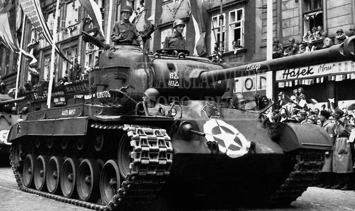 Vì vậy, gọi xe tăng M26 là “ông tổ” của dòng Patton là cách diễn đạt dễ hiểu để mô tả quan hệ phát triển này. M26 không phải là một chiếc Patton đầu tiên về tên gọi.