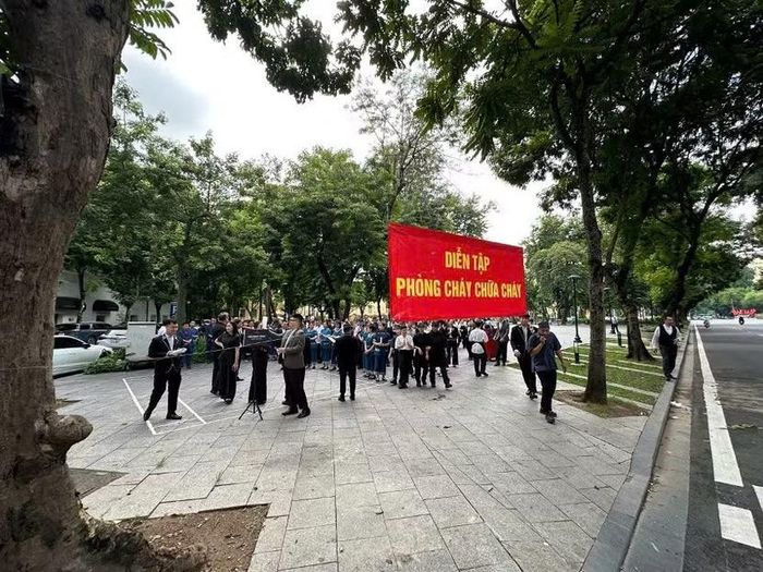 Cán bộ, nhân viên Khách sạn Capella nhanh chóng sơ tán đến khu vực tập kết an toàn theo tình huống giả định