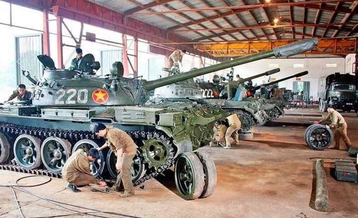 Điểm thay đổi quan trọng nhất nằm ở hỏa lực. Xe tăng T-54 được trang bị pháo chính D-10T cỡ nòng 100 mm.