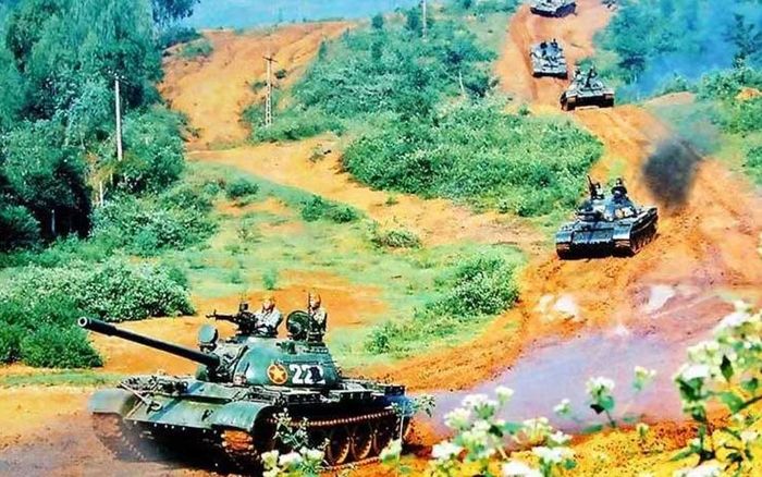 Đến cuối năm 1963, lực lượng tiếp tục nhận thêm xe tăng T-54 và PT-76, từng bước mở rộng quy mô trang bị.