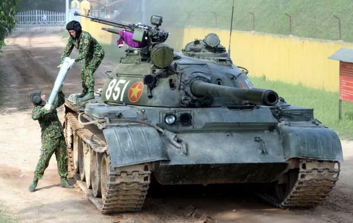 Xe tăng chiến đấu chủ lực T-54 được Liên Xô phát triển để thay thế xe tăng T-34. So với T-34, T-54 có thiết kế hiện đại hơn, thân xe thấp và khả năng bảo vệ tốt hơn.